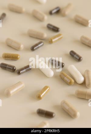 Mélange de capsules médicales sur un gros plan beige clair. Médecine préventive et soins de santé, prenant des suppléments alimentaires et des vitamines. Assortiment pharmaceutique Banque D'Images
