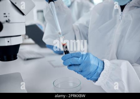 Tubes à essai pour pipettes mains, scientifiques et sang pour la recherche, l'analyse d'échantillons ou les tests d'adn. Médecin, travailleur de laboratoire ou chimiste travaillant avec c Banque D'Images