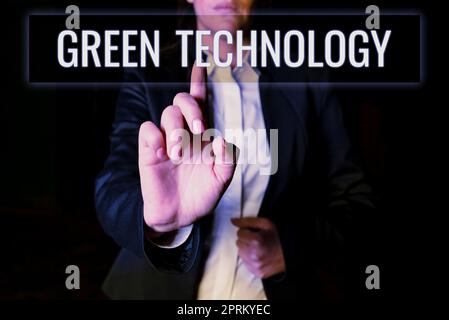 Texte d'écriture Green Technology, Word pour identifier la présence ou l'accès non autorisé aux données Businesswoman pointant des informations importantes avec O Banque D'Images