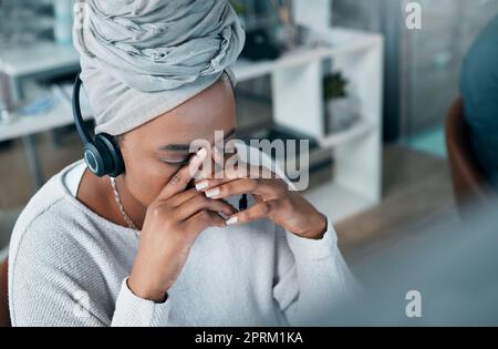 Agent du service à la clientèle, femme stressante et noire avec maux de tête au travail. CRM, employé de télémarketing ou consultant de centre d'appels avec anxiété, épuisement et Banque D'Images