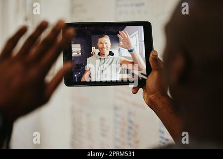 Fitness, tablette ou homme vague sur appel vidéo pour la mise en réseau, la communication ou le formateur personnel consultant le client. Santé, gym ou coach heureux pour la spéléologie Banque D'Images