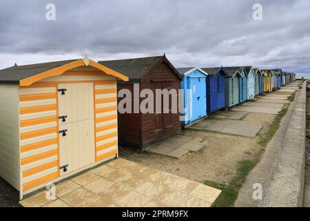 Beachuts sur la promenade de la ville de Brightlingsea, Essex, Angleterre, Royaume-Uni Banque D'Images