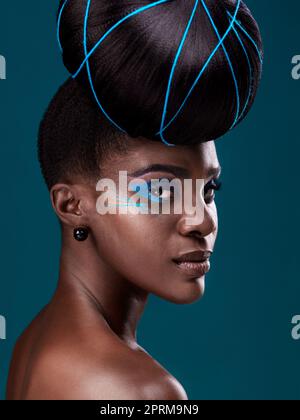 Aussi audacieux que la beauté devient. Portrait studio d'une belle jeune femme posant sur un fond sombre Banque D'Images