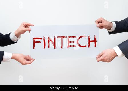 Rédaction affichant le texte fintech, concept signifiant l'intégration de la technologie dans les offres par les services financiers Business Team tenant important dans Banque D'Images