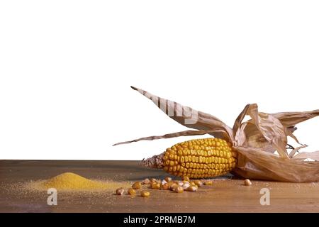 un rafle et un semoule de maïs sur une table en bois et un fond transparent Banque D'Images