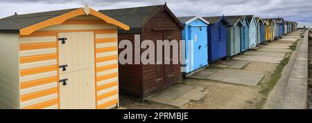 Beachuts sur la promenade de la ville de Brightlingsea, Essex, Angleterre, Royaume-Uni Banque D'Images