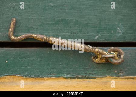 Accrochez l'ancienne fenêtre en laiton utilisée pour fixer les portes ou les fenêtres Banque D'Images