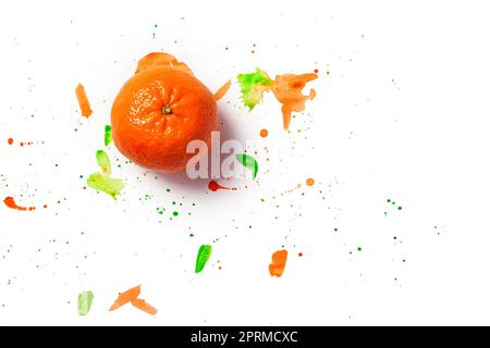 Mandarine orange vif et éclaboussures de peinture à l'aquarelle orange et verte isolées sur fond blanc. Pose à plat. Copier l'espace Banque D'Images