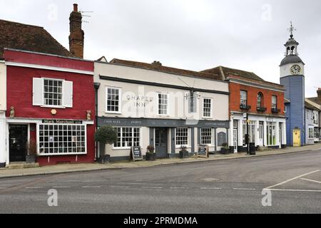 Vue sur le centre-ville et la tour de l'horloge dans le village de Coggeshall, Essex, Angleterre Banque D'Images