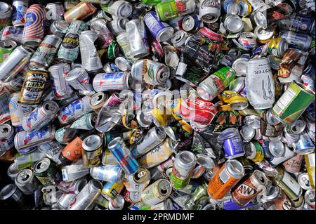 MOAB, Utah, Etats-Unis,4 juin,2015: Boîtes de boisson vides pour recyclage dans un conteneur en bord de route. Banque D'Images