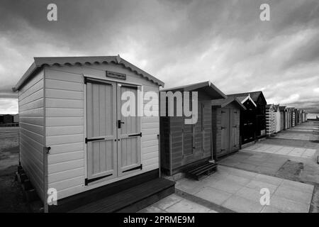 Beachuts sur la promenade de la ville de Brightlingsea, Essex, Angleterre, Royaume-Uni Banque D'Images