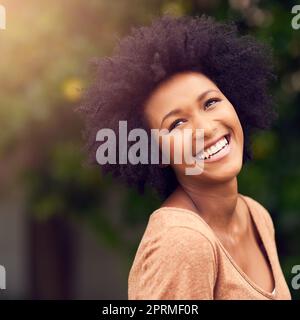 Je suis plus heureux quand je suis dans la nature. Une jeune femme qui passe la journée à l'extérieur. Banque D'Images