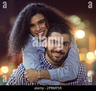 L'amour nous rend plus légers. Portrait d'un jeune couple affectueux sur une date dans la ville. Banque D'Images