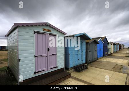 Beachuts sur la promenade de la ville de Brightlingsea, Essex, Angleterre, Royaume-Uni Banque D'Images