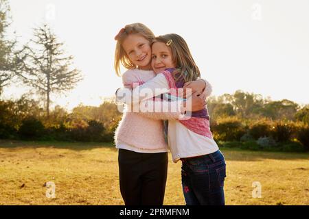 Étaient les meilleurs amis. Portrait de deux petites filles s'amusant à l'extérieur. Banque D'Images