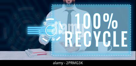 Texte d'écriture 100 pour cent recyclage, mot écrit sur un ensemble de biodégradable, sans BPA et compostable homme d'affaires recyclable dans la cravate avec Pad sur Han Banque D'Images