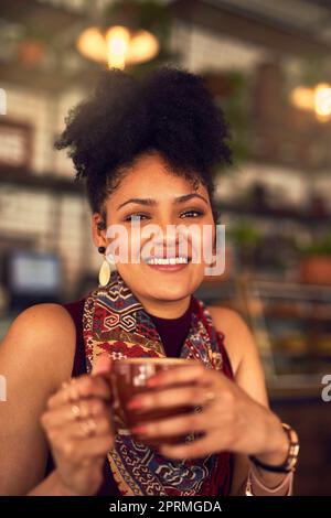 Il est toujours temps de prendre une tasse rapide. Portrait d'une jeune femme attrayante appréciant une tasse de café dans un café. Banque D'Images