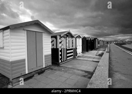 Beachuts sur la promenade de la ville de Brightlingsea, Essex, Angleterre, Royaume-Uni Banque D'Images