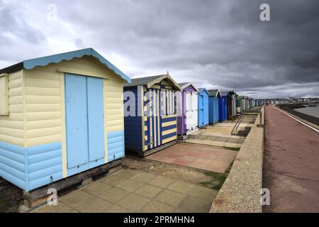 Beachuts sur la promenade de la ville de Brightlingsea, Essex, Angleterre, Royaume-Uni Banque D'Images