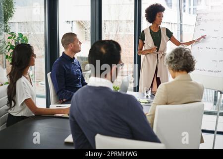 Shes en charge du processus de planification. Hommes d'affaires dans un bureau. Banque D'Images