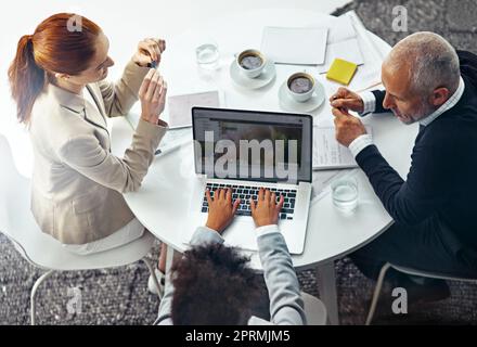 En cherchant les meilleurs de l'entreprise. Photo en grand angle d'un groupe d'hommes d'affaires travaillant ensemble à table dans un bureau. Banque D'Images