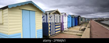 Beachuts sur la promenade de la ville de Brightlingsea, Essex, Angleterre, Royaume-Uni Banque D'Images