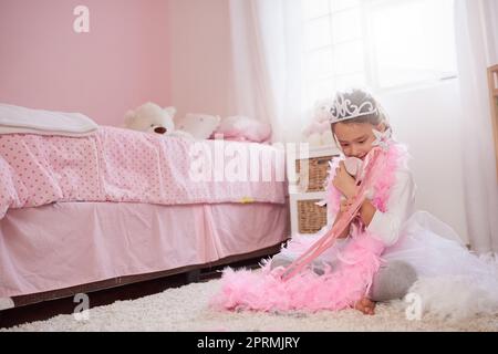 Une petite fille habillée comme une princesse en jouant à faire croire. Banque D'Images