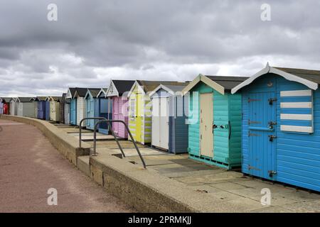 Beachuts sur la promenade de la ville de Brightlingsea, Essex, Angleterre, Royaume-Uni Banque D'Images