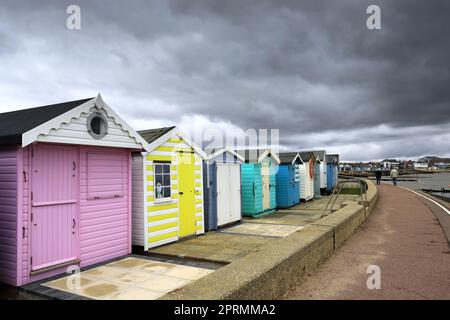 Beachuts sur la promenade de la ville de Brightlingsea, Essex, Angleterre, Royaume-Uni Banque D'Images