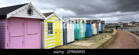 Beachuts sur la promenade de la ville de Brightlingsea, Essex, Angleterre, Royaume-Uni Banque D'Images