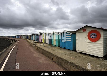 Beachuts sur la promenade de la ville de Brightlingsea, Essex, Angleterre, Royaume-Uni Banque D'Images