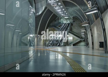 Station de métro futuriste avec lignes directrices et escalier mécanique près de Heumarkt à Cologne, Allemagne Banque D'Images