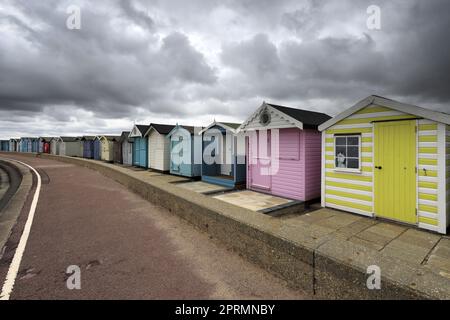 Beachuts sur la promenade de la ville de Brightlingsea, Essex, Angleterre, Royaume-Uni Banque D'Images