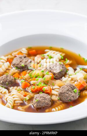 bouillon avec boulettes de foie, carottes et pâtes Banque D'Images