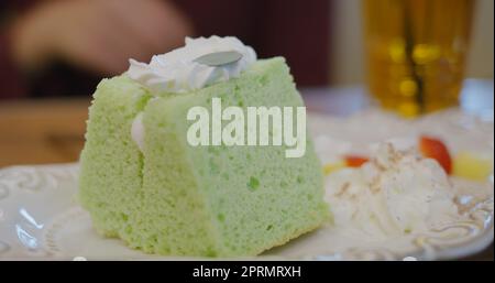 Tranche de gâteau de pandan dans le café-restaurant Banque D'Images