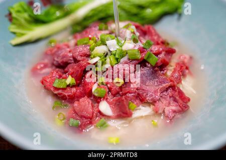 Nouilles de riz avec une tranche de bœuf cru, cuisine célèbre à Kinmen de Taïwan Banque D'Images