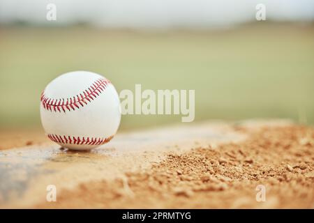 Baseball en gros plan, terrain et entraînement sportif en plein air pour la remise en forme, la santé sportive et le jeu de compétition. Équipement d'exercice sportif, motivation de softball Banque D'Images