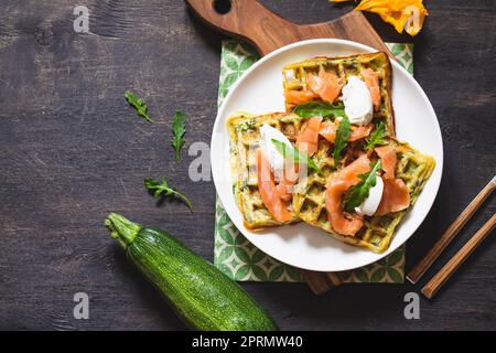 Gaufres belges avec courgettes et légumes verts, fromage cottage et saumon salé Banque D'Images