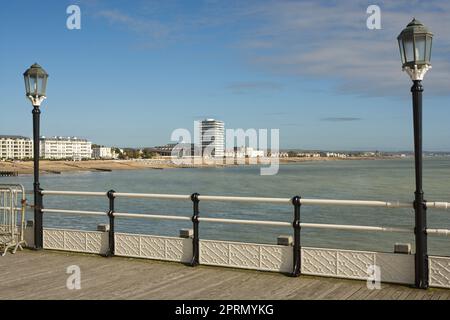 Immeubles d'appartements et plage de galets sur le front de mer à Worthing, dans l'ouest du Sussex, en Angleterre. Vue depuis la jetée. Banque D'Images