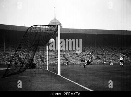 Photo du dossier datée du 25-11-1953, le gardien de but de l'Angleterre Gil Merrick n'a pas réussi à sauver la photo de la hongroise Nandor Hidegkuti lors de leur match international au stade Wembley, Londres. Date de publication : jeudi 27 avril 2023. Banque D'Images