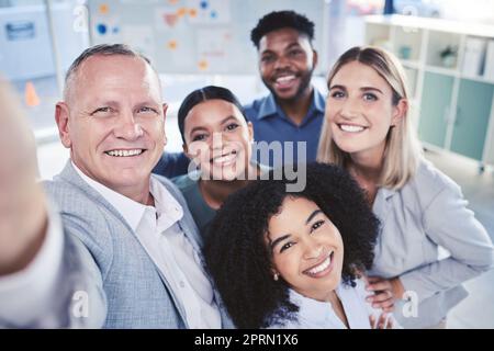 Diversité, selfie et équipe de bureau amis ensemble dans le lieu de travail posent pour une photographie amicale. L'unité, le bonheur et la confiance du personnel multiracial dans la relation d'entreprise d'entreprise. Banque D'Images