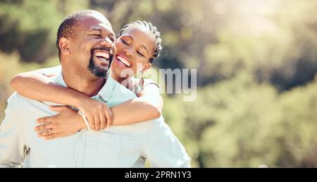 Heureux, amoureux et couple en plein air sur une date dans le parc ou environnement vert nature pour un style de vie sain et bien-être. Liberté et insouciance homme, femme ou petit ami et petite amie profitant du soleil d'été Banque D'Images