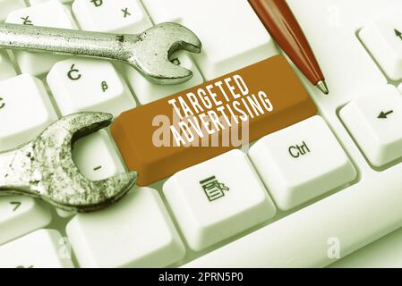 Rédaction affichant du texte Publicité ciblée, Word pour annonces publicitaires en ligne basées sur l'activité des consommateurs Banque D'Images