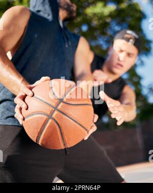 Joueur de basket-ball, dribble carry ball et jouer sur le terrain de basket-ball pour la remise en forme, la guérison et l'entraînement. Amis de basket-ball, sports d'été en plein air et Banque D'Images