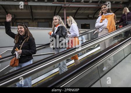 AMSTERDAM - 27/04/2023, AMSTERDAM - les fêtards arrivent à la gare centrale pour célébrer le jour du Roi dans la capitale. ANP DINGENA MOL pays-bas sortie - belgique sortie Banque D'Images