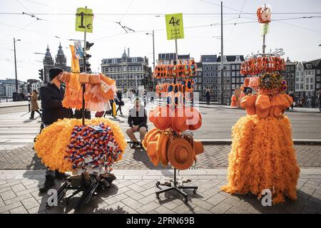 AMSTERDAM - 27/04/2023, AMSTERDAM - les fêtards arrivent à la gare centrale pour célébrer le jour du Roi dans la capitale. ANP DINGENA MOL pays-bas sortie - belgique sortie Banque D'Images