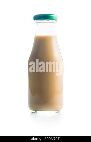 Lait de café en bouteille de verre isolé sur fond blanc. Banque D'Images