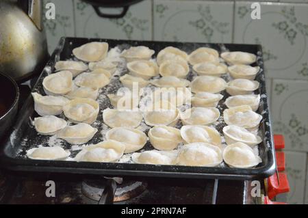 Les boulettes sont moulées à la main et prêtes à cuire Banque D'Images