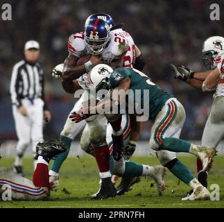 Photo du dossier datée du 28-10-2007 de New York Giants No27 Brandon Jacobs est attaqué par les dauphins de Miami Steve Fifita lors du match de la NFC Eastern Division à Wembley, Londres. Les New York Giants et les Dolphins de Miami se sont réunis à Wembley on 28 octobre 2007, le premier match de la NFL en saison régulière qui aura lieu en dehors de l'Amérique du Nord. Date de publication : jeudi 27 avril 2023. Banque D'Images