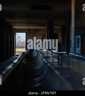 Une photo de l'intérieur d'une salle de bain à Auschwitz II - Birkenau. Banque D'Images